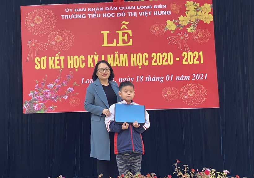 Cô Ngô Thu Ánh – Phó Hiệu trưởng Trường Tiểu học Đô thị Việt Hưng trao thưởng cho em Trần Bảo Lâm, lớp 3A1.