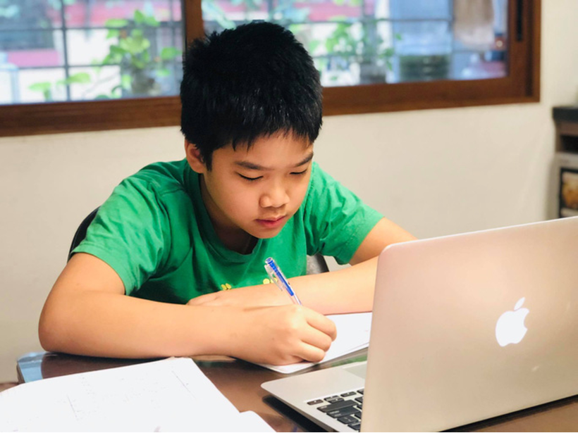 Học sinh Trường THCS Bích Hòa đang làm bài thi trực tuyến.