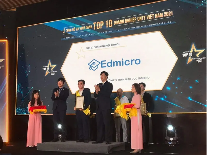 Ông Nguyễn Ngọc Quế - Tổng giám đốc công ty TNHH Giáo dục EdMicro nhận giải thưởng từ ban tổ chức.