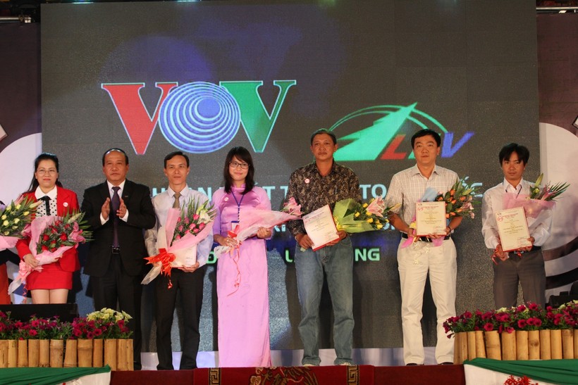 Nhà báo Nguyễn Văn Quang (thứ 3 từ trái qua) trong một lần nhận giải báo chí. (Ảnh: NVCC)