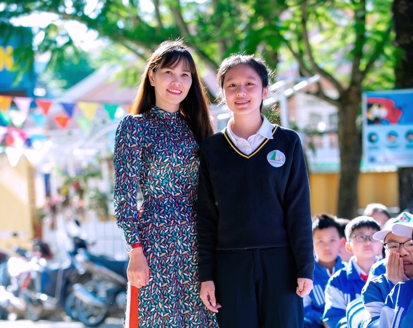 Cô giáo Võ Hà Tuyết Hạnh và học trò. (Ảnh: NVCC)