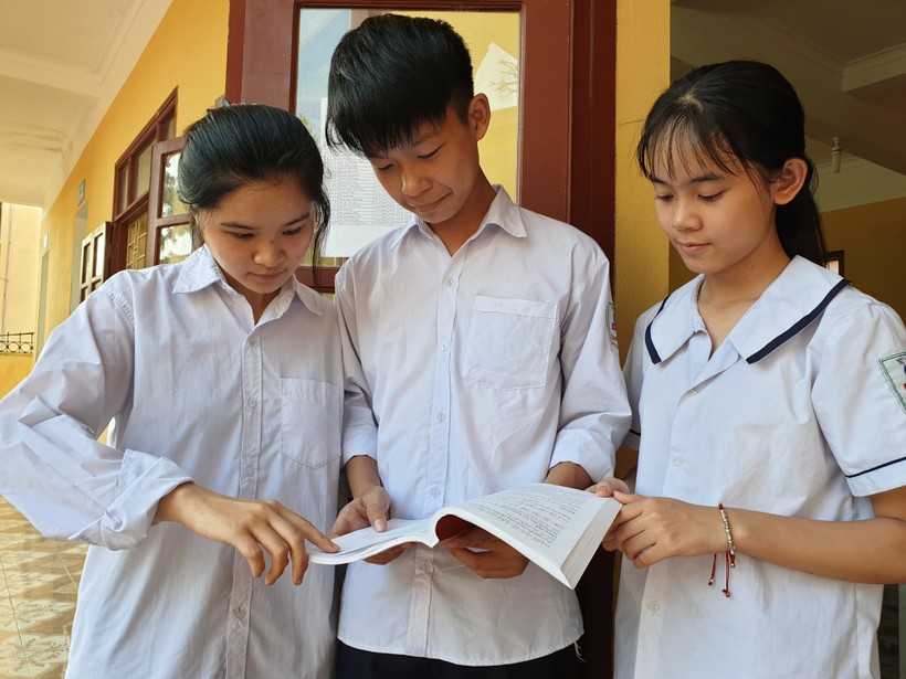 Em Trần Ngọc Sơn (đứng giữa), lớp 9A1, Trường THCS Quang Trung (quận Ngô Quyền) cùng các bạn trao đổi bài sau giờ học