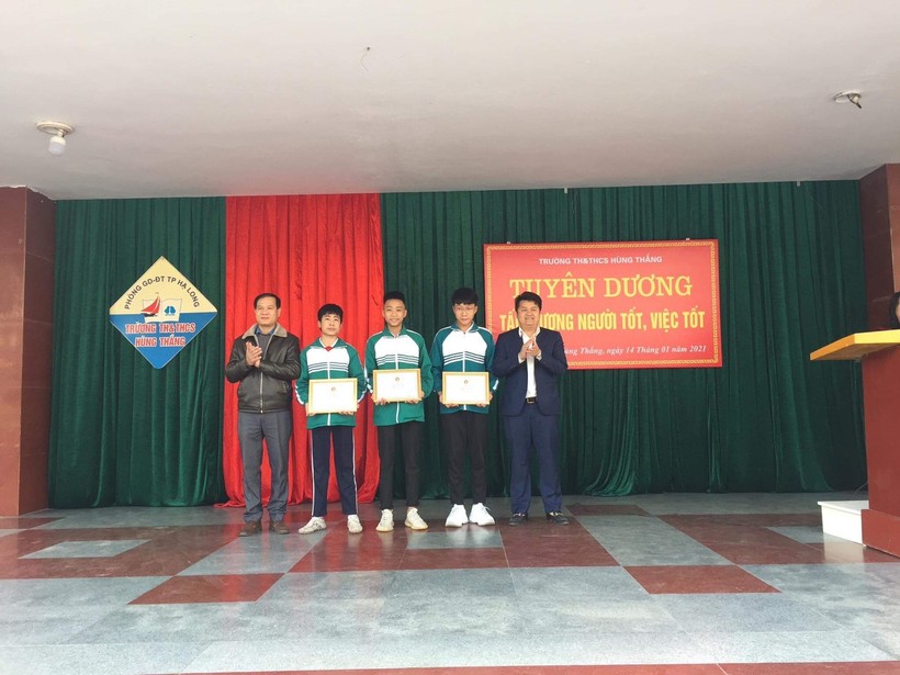 Thành Đoàn TP Hạ Long khen thưởng 3 học sinh.