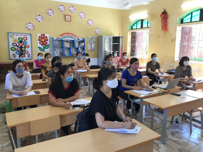 GV Trường Tiểu học Hùng Thắng, huyện Tiên Lãng tập huấn trực tuyến chương trình mới