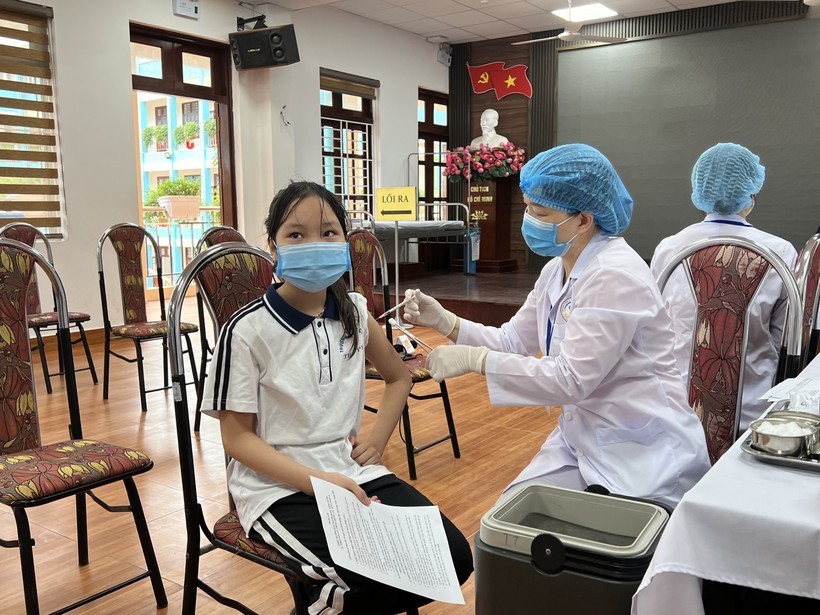 Học sinh lớp 6, Trường THCS Trần Phú tiêm vắc xin phòng Covid-19 vào sáng 20/4