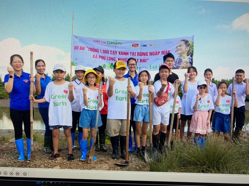 Dự án trồng 1.000 cây xanh tại rừng ngập mặn xã Phù Long, huyện Cát Hải của nhóm học sinh Trường Tiểu học Đinh Tiên Hoàng nhận được sự đồng tình ủng hộ của phụ huynh, thầy cô, nhà trường và các đoàn thể.