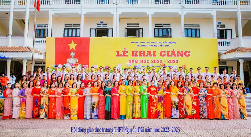 Tập thể cán bộ, giáo viên, nhân viên Trường THPT Nguyễn Trãi.