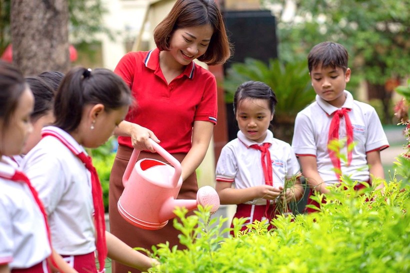 Cô Phượng cùng học trò chăm vườn cây sân trường.