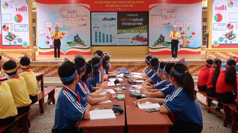 Học sinh Lớp 7A2, Trường THCS Lương Khánh Thiện tự tin trình bày phần bài tập nhóm của mình.