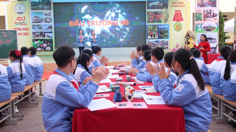 Cô giáo Lưu Thùy Vân và các em học sinh lớp 7A1 Trường THCS Đồng Hòa quận Kiến An thực hiện tiết dạy học minh hoạ.