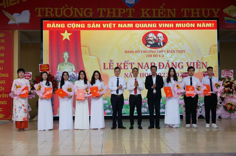8 quần chúng ưu tú của Trường THPT Kiến Thụy được kết nạp Đảng ngày 25/3.