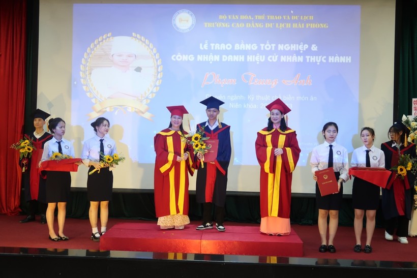 Doanh nghiệp 'đón tay' sinh viên ngay trong Lễ tốt nghiệp ảnh 1
