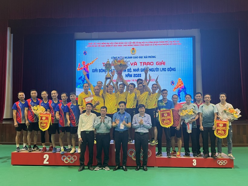Giải nhất bóng chuyền nam được trao cho Trường THPT Hùng Thắng.