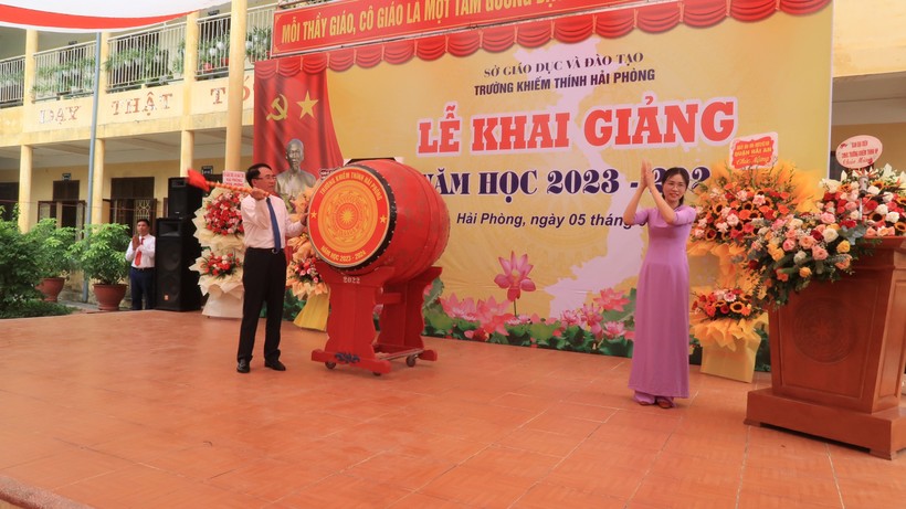 Phó Chủ tịch TP Lê Khắc Nam đánh trống khai giảng tại Trường Khiếm thính Hải Phòng.