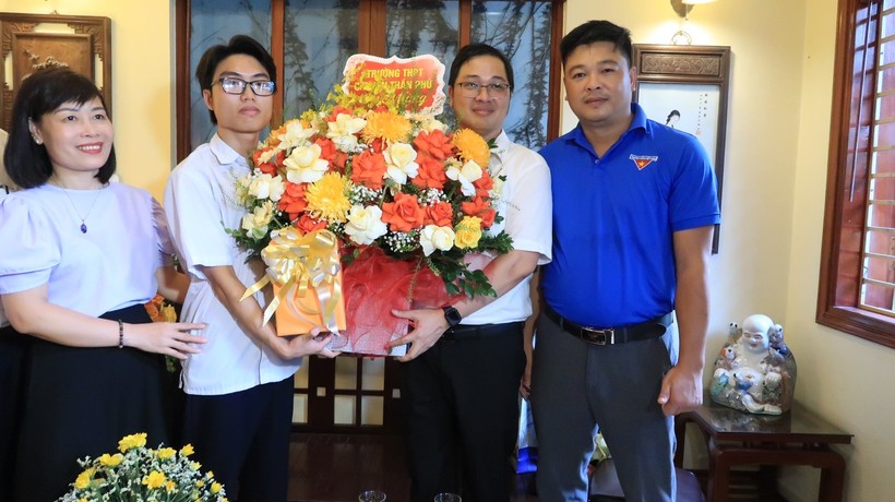 Ban Giám hiệu Trường THPT chuyên Trần Phú tặng hoa động viên Thành trước giờ 