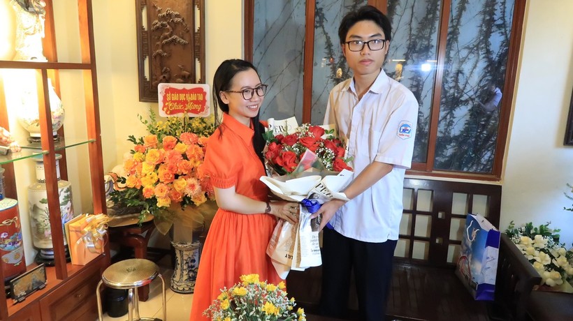 Cô Trang Anh tặng hoa học trò. ảnh 5
