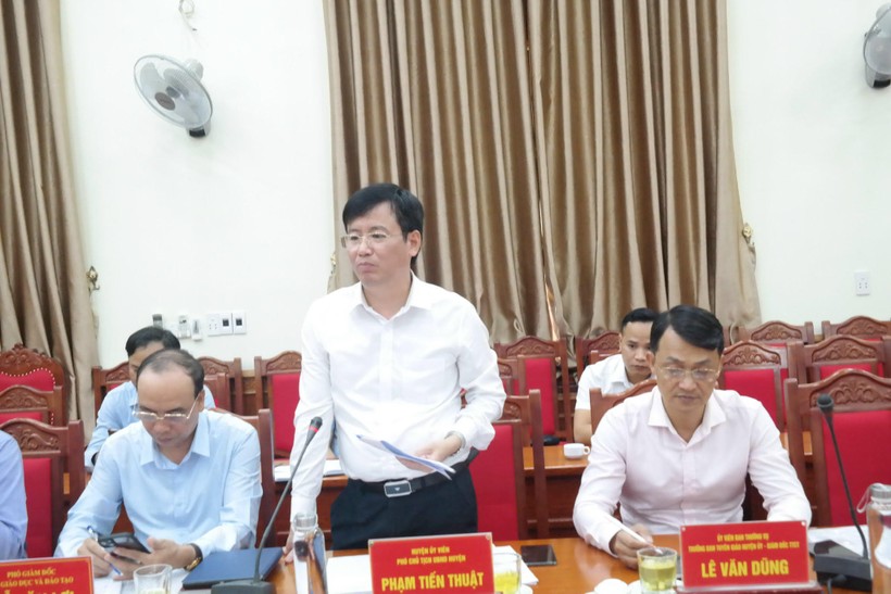 Ông Phạm Tiến Thuật, Phó Chủ tịch UBND huyện Kiến Thuỵ thông tin với Đoàn công tác. ảnh 1