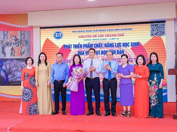 Lãnh đạo Sở GD&ĐT và quận Kiến An tặng hoa chúc mừng cô giáo thực hiện chuyên đề. ảnh 1