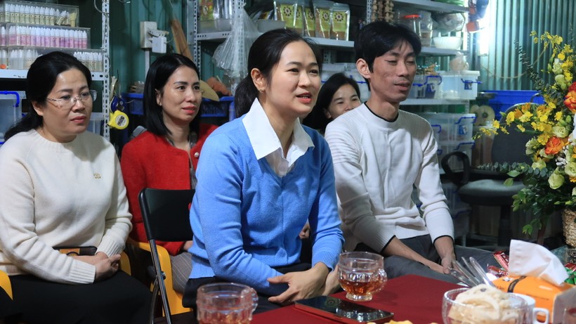 Nhà giáo Đặng Thị Minh Hảo (áo xanh) bày tỏ xúc động trước sự quan tâm của lãnh đạo Sở.