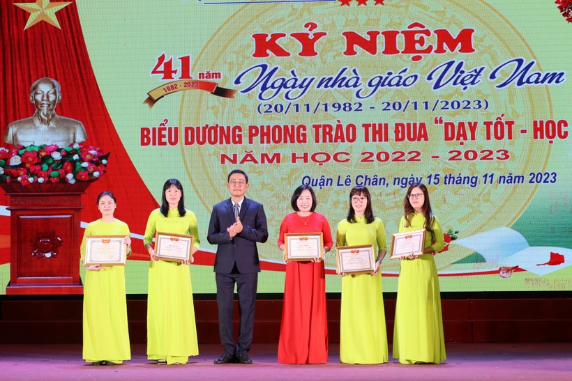 Nhiều thầy cô được vinh danh, khen thưởng tại Lễ kỉ niệm Ngày nhà giáo Việt Nam của quận Lê Chân.