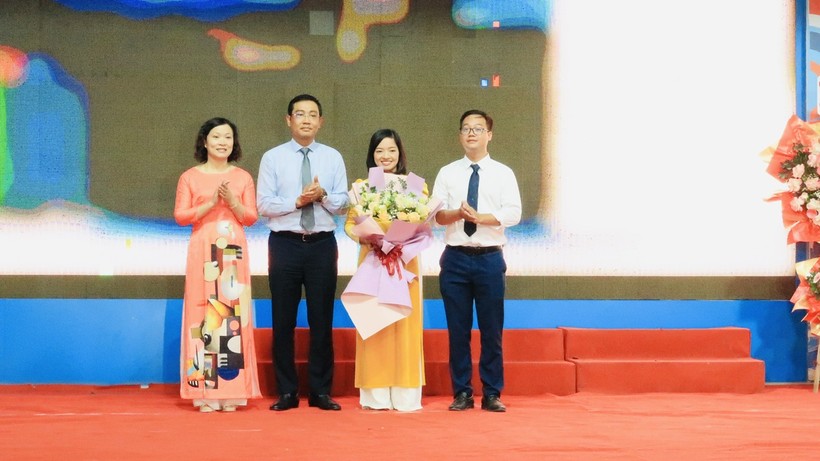 Ông Bùi Văn Kiệm, Giám đốc Sở GD&ĐT Hải Phòng (áo xanh) tặng hoa chúc mừng.