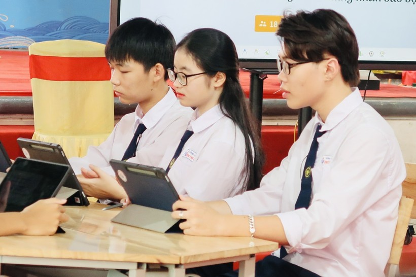 Học sinh dùng máy tính bảng để thực hiện nhiệm vụ được giao.