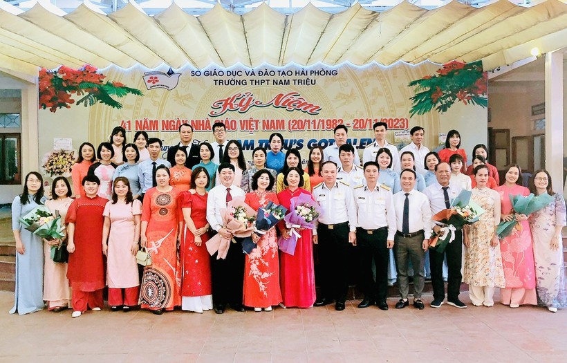 Đội ngũ cán bộ, giáo viên Trường THPT Nam Triệu.