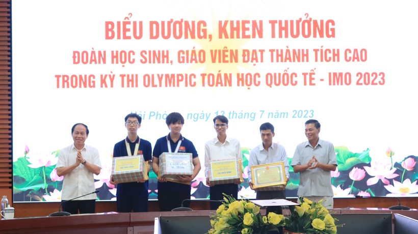 Nguyễn Đình Kiên (thứ 3 từ trái qua) vinh dự nhận khen thưởng của lãnh đạo TP Hải Phòng.