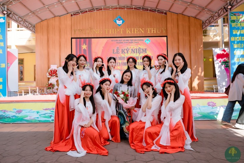 Cô trò Trường THPT Kiến Thuỵ hân hoan ngày Nhà giáo Việt Nam.