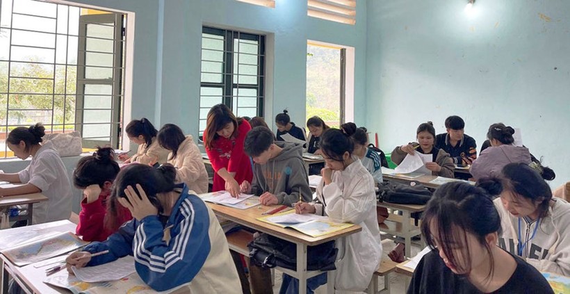 Học sinh lớp 12A2, Trường THPT Quan Sơn (Quan Sơn, Thanh Hóa) trong giờ học môn Địa lý. Ảnh: LT.