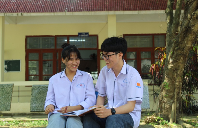 Nguyễn Văn Việt Anh và cô bạn cùng lớp Lê Thị Huyền Trang. Ảnh: LT.