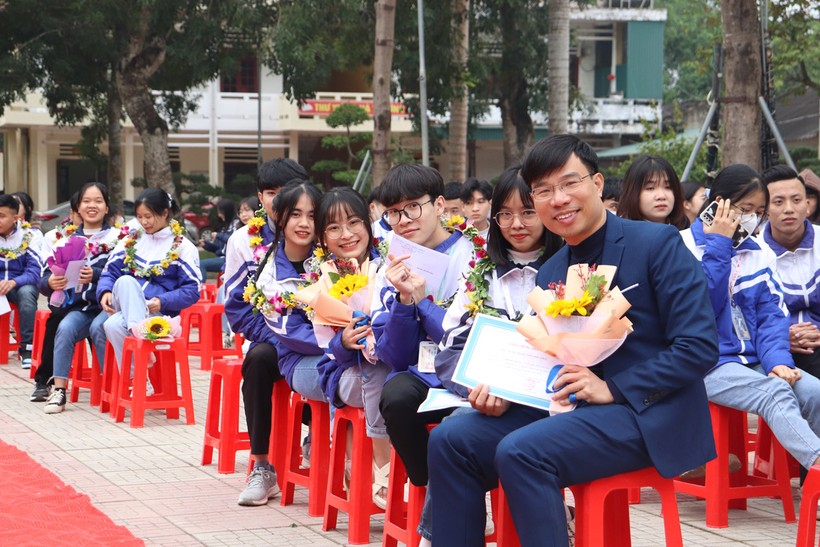 Thầy Trịnh Quốc Phượng cùng học trò trong Lễ tuyên dương học sinh đoạt giải tại kỳ thi học sinh giỏi cấp tỉnh, Trường THPT Triệu Sơn 3. Ảnh: LT.