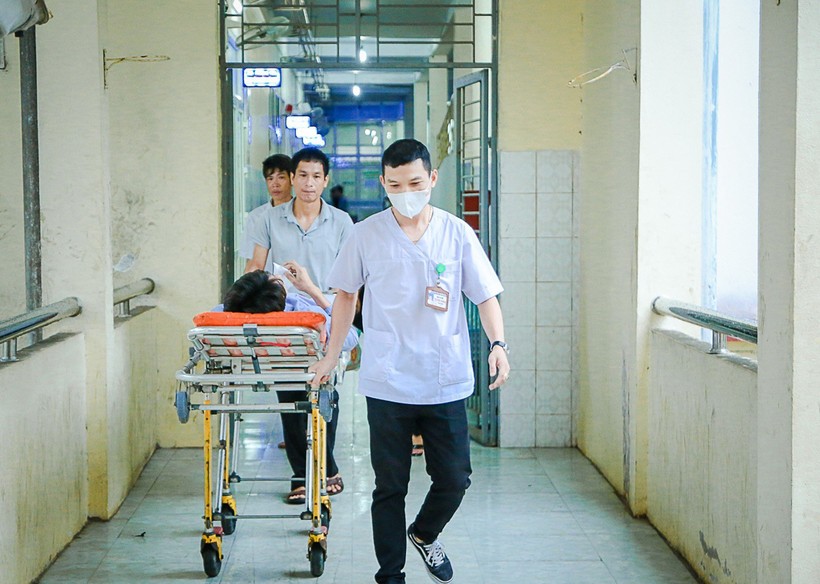 Một thí sinh Thanh Hóa đến trường thi bằng xe cứu thương ảnh 1
