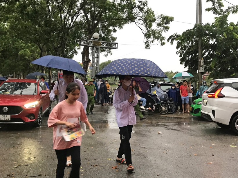 Hình ảnh thí sinh Thanh Hóa 'đội mưa' đến trường thi ảnh 1
