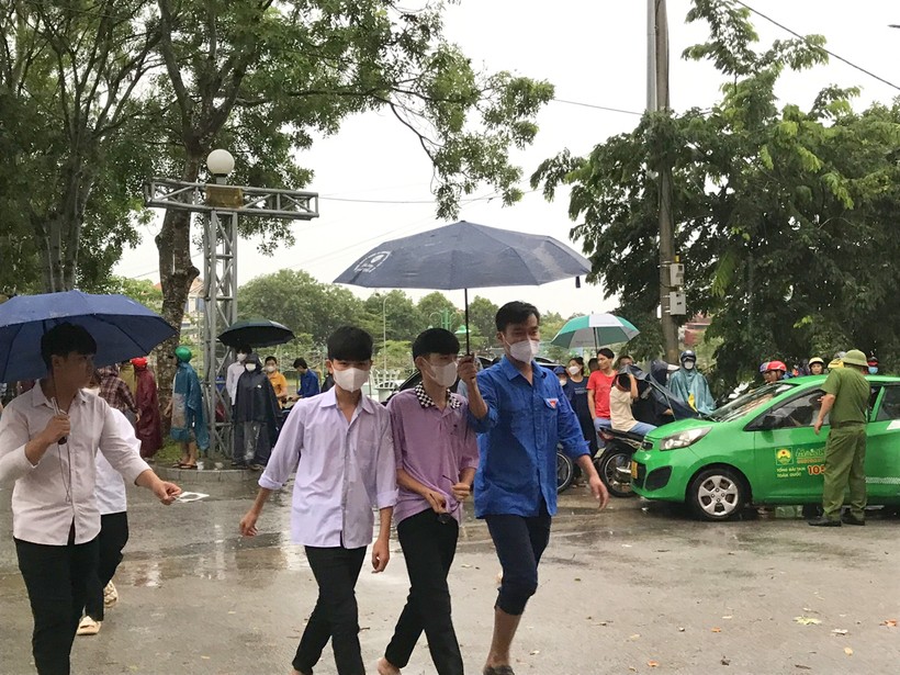 Hình ảnh thí sinh Thanh Hóa 'đội mưa' đến trường thi ảnh 2