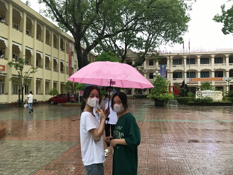 Hình ảnh thí sinh Thanh Hóa 'đội mưa' đến trường thi ảnh 3