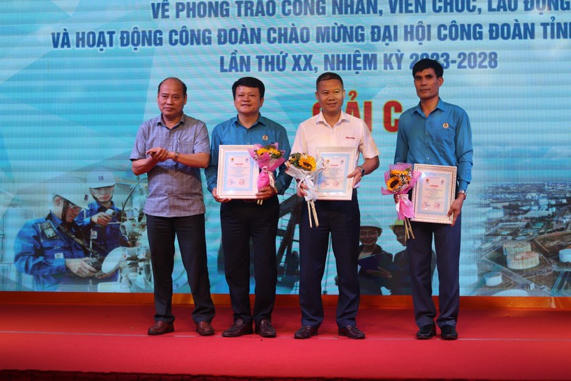 Đại diện nhóm tác giả đạt giải C giải báo chí về phong trào công nhân, người lao động tại Thanh Hóa. Ảnh: LT.