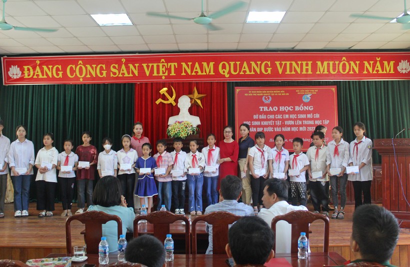 Gia đình tiến sĩ Lê Xuân Thảo, Lê Bích Thắng trao học bổng đỡ đầu cả năm cho 20 học sinh mồ côi, có hoàn cảnh khó khăn. Ảnh: LT.