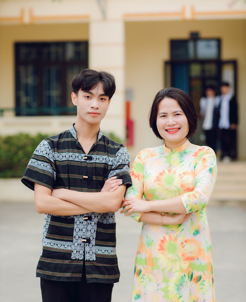 Trường và cô giáo chủ nhiệm Phạm Thị Thanh Hà. ảnh 2
