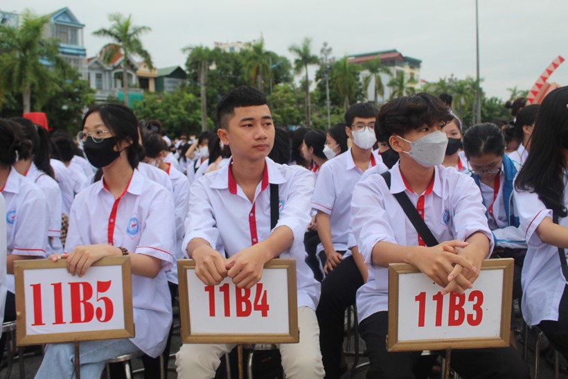 Học sinh Trường THPT Nguyễn Trãi cổ vũ cho Xuân Mạnh. Ảnh: LT ảnh 6
