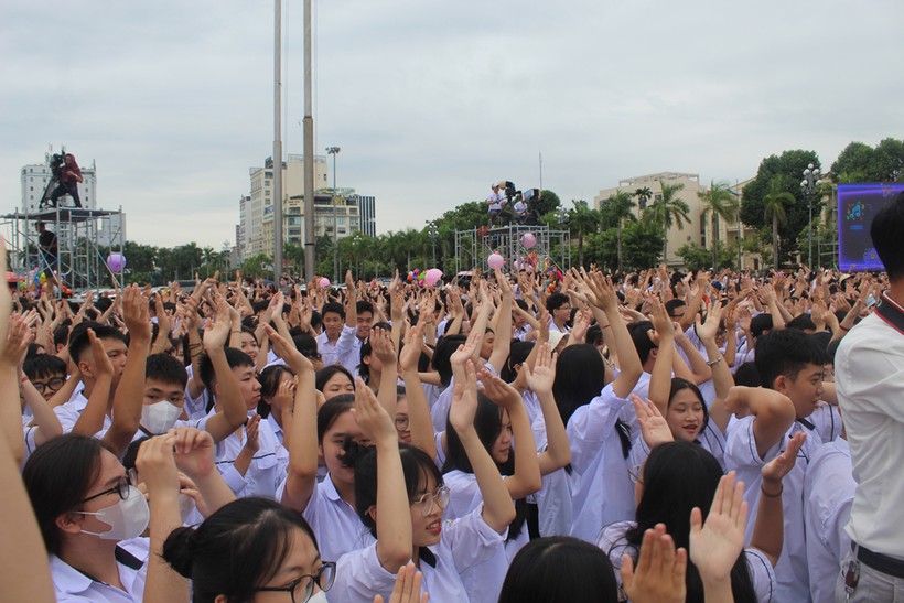Hàng nghìn học sinh đã đến điểm cầu quảng trường Lam Sơn cổ vũ cho Lê Xuân Mạnh. Ảnh: LT. ảnh 3