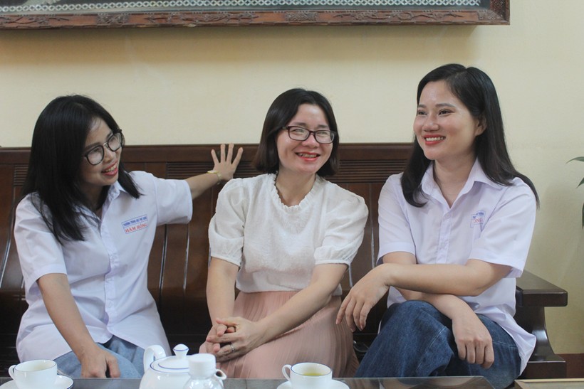 Cô Phạm Thị Hằng (giữa) cùng các thầy cô trò chuyện về cậu học trò ưu tú Lê Xuân Mạnh. Ảnh: LT ảnh 3