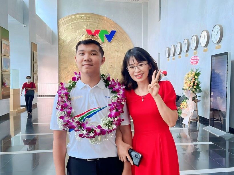 Lê Xuân Mạnh và cô giáo Trần Thị Xuân tại trường quay VTV. Ảnh: NVCC ảnh 4