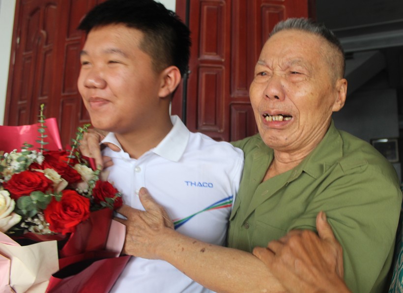 Ông Lê Văn Bào (ông nội của Mạnh) không kìm được những giọt nước mắt khi thấy Mạnh. Ảnh: LT. ảnh 1