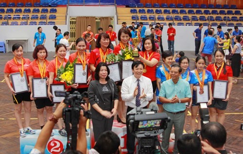 Phó Chủ tịch Thường trực Hội Nhà báo Việt Nam Hồ Quang Lợi trao Cúp nội dung đồng đội nữ