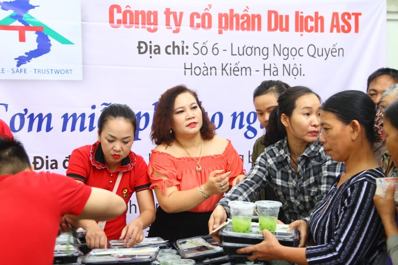 Chị Nguyễn Thị Việt Loan trao tận tay từng suất cơm cho bệnh nhân