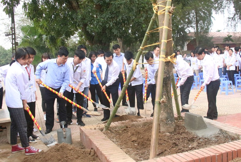 Lãnh đạo Sở GD&ĐT Phú Thọ cùng các đại biểu, thầy cô giáo và các em học sinh trồng cây trong khuôn viên Trường THPT Hùng Vương
