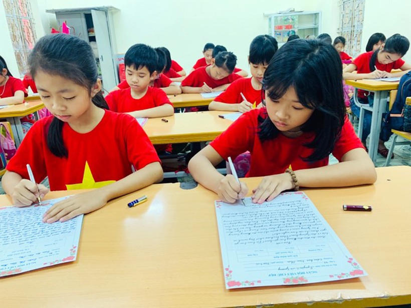 Học sinh trường tiểu học Vân Phú,Việt Trì hòa chung không khí sôi nổi của ngày hội viết chữ đẹp