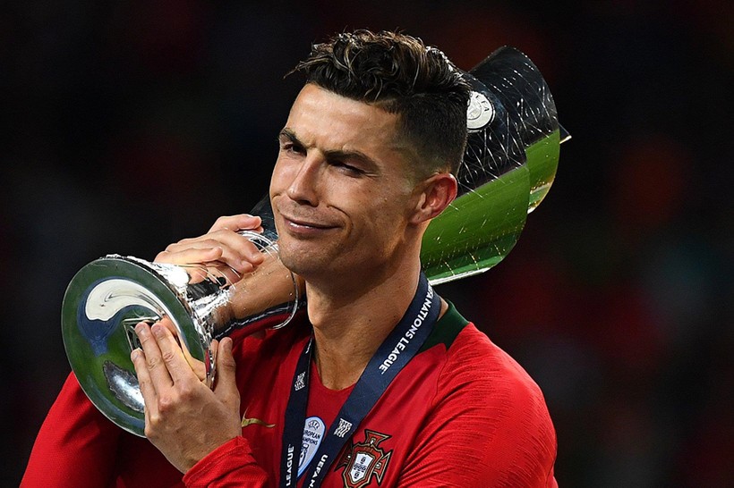 Ronaldo biểu cảm hài hước khi cùng Bồ Đào Nha làm nên lịch sử