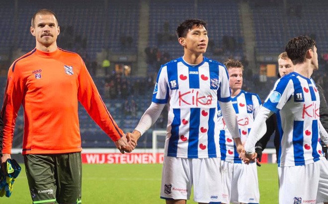 CĐV Hà Lan nổi đóa vì fan Việt “quậy phá”, cứ nhắc tên Văn Hậu sau khi Heerenveen bại trận